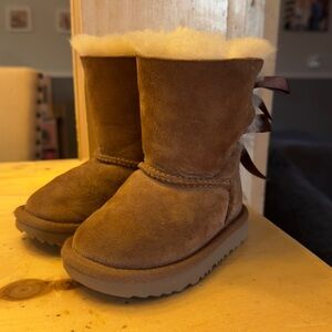 Toddler Girl Size 6 Bailey Bow Uggs